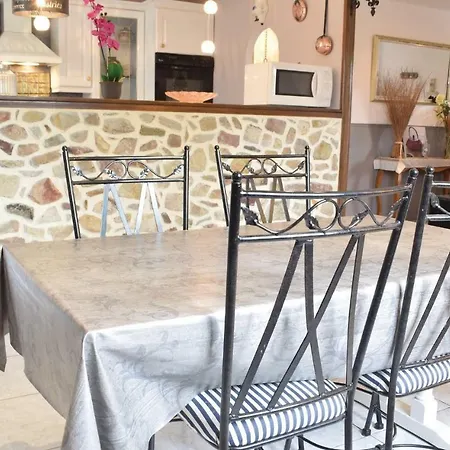 Three-bedroom Holiday In Prázdninový dům Créances