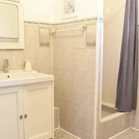 Three-bedroom Holiday In Créances